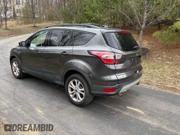 2018 Ford Escape SE z VIN 1FMCU9GD9JUB85704, wystawiony jako Copart lot #57363735 z przebiegiem 136 440 mil mil oraz Czysty tytuł • Clean title. Historia ofert i sprzedaży dostępna na DreamBid. Obrazek 3.