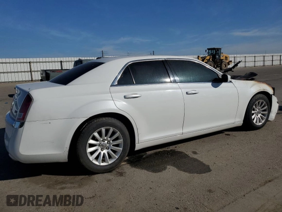 2013 Chrysler 300 z VIN 2C3CCAAGXDH615313, wystawiony jako Copart lot #46552125 z przebiegiem Nie podano mil oraz Szkoda całkowita • Salvage title. Historia ofert i sprzedaży dostępna na DreamBid. Obrazek 3.