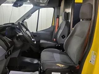 2019 Ford Transit z VIN 1FTYR3XM7KKA24824, wystawiony jako IAAI lot #42500762 z przebiegiem 75 307 mil mil oraz . Historia ofert i sprzedaży dostępna na DreamBid. Obrazek 5.