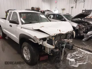 2006 Dodge Dakota z VIN 1D7HW22NX6S579197, wystawiony jako IAAI lot #41816797 z przebiegiem 223 900 mil mil oraz . Historia ofert i sprzedaży dostępna na DreamBid. Obrazek 6.