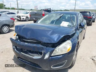 2013 Volvo S60 T5 Premier z VIN YV1612FS3D2190263, wystawiony jako IAAI lot #42227011 z przebiegiem 158 369 mil mil oraz . Historia ofert i sprzedaży dostępna na DreamBid. Obrazek 17.