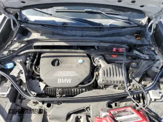 2017 BMW X1 xDrive28i z VIN WBXHT3C33H5F83332, wystawiony jako Copart lot #56971935 z przebiegiem 110 248 mil mil oraz Tytuł czysty. Historia ofert i sprzedaży dostępna na DreamBid. Obrazek 12.