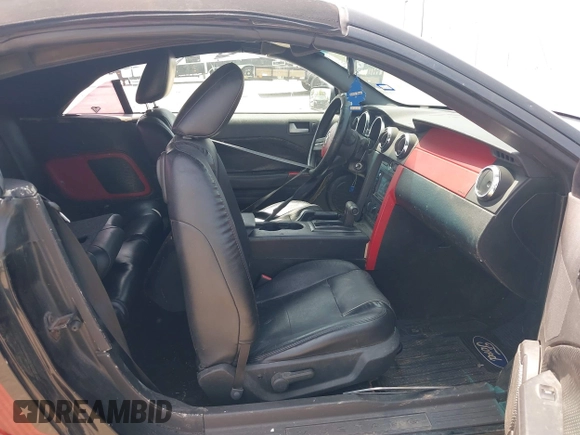 2005 Ford Mustang Deluxe z VIN 1ZVFT84N055190900, wystawiony jako IAAI lot #42373274 z przebiegiem 174 840 mil mil oraz . Historia ofert i sprzedaży dostępna na DreamBid. Obrazek 5.