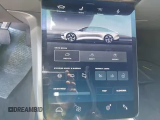 2023 Lucid Air Pure z VIN 50EA1PFA6PA009358, wystawiony jako IAAI lot #41950291 z przebiegiem 54 526 mil mil oraz . Historia ofert i sprzedaży dostępna na DreamBid. Obrazek 14.