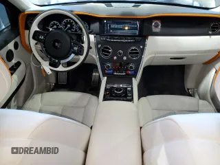 2024 Rolls-Royce Cullinan z VIN SLATV4C09RU224513, wystawiony jako Copart lot #70881884 z przebiegiem 3466 mil mil oraz Szkody całkowita. Historia ofert i sprzedaży dostępna na DreamBid. Obrazek 8.