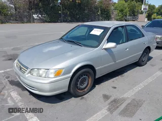 2001 Toyota Camry CE z VIN 4T1BG22K01U101673, wystawiony jako IAAI lot #42576596 z przebiegiem 200 064 mil mil oraz . Historia ofert i sprzedaży dostępna na DreamBid. Obrazek 2.