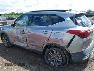 2023 Kia Seltos S z VIN KNDEU2AA7P7457600, wystawiony jako IAAI lot #42238448 z przebiegiem 21 074 mil mil oraz . Historia ofert i sprzedaży dostępna na DreamBid. Obrazek 6.