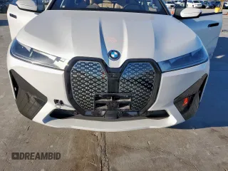 2024 BMW iX xDrive50 z VIN WB523CF08RCP70639, wystawiony jako Copart lot #46369565 z przebiegiem 13 783 mil mil oraz Czysty tytuł • Clean title. Historia ofert i sprzedaży dostępna na DreamBid. Obrazek 12.