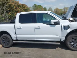 2023 Ford F-150 Lightning Pro z VIN 1FTVW1EV1PWG17610, wystawiony jako IAAI lot #41929636 z przebiegiem 44 428 mil mil oraz . Historia ofert i sprzedaży dostępna na DreamBid. Obrazek 14.
