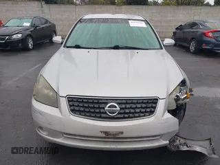 2005 Nissan Altima 2.5 S with VIN 1N4AL11D25N413377, listed as a IAAI auction lot 41919546 with 235,704 mi miles. Bid and sale history available at carsss.com. Image 13.