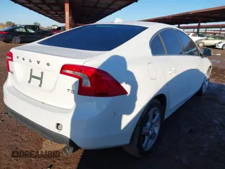 2013 Volvo S60 T5 Premier z VIN YV1612FS8D2207610, wystawiony jako IAAI lot #41752739 z przebiegiem Nie podano mil oraz . Historia ofert i sprzedaży dostępna na DreamBid. Obrazek 4.