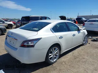 2014 Nissan Maxima SV z VIN 1N4AA5AP6EC457434, wystawiony jako IAAI lot #41801971 z przebiegiem 160 756 mil mil oraz . Historia ofert i sprzedaży dostępna na DreamBid. Obrazek 4.