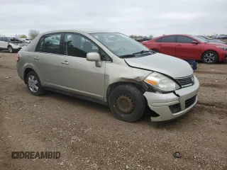 2008 Nissan Versa S z VIN 3N1BC11E78L352025, wystawiony jako Copart lot #55685495 z przebiegiem 143 451 mil mil oraz Szkoda całkowita • Salvage title. Historia ofert i sprzedaży dostępna na DreamBid. Obrazek 4.
