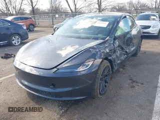2025 Tesla Model 3 Long Range z VIN 5YJ3E1EBXSF913691, wystawiony jako IAAI lot #41699545 z przebiegiem 3 609 mil mil oraz . Historia ofert i sprzedaży dostępna na DreamBid. Obrazek 2.