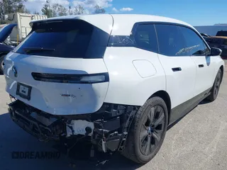 2025 BMW iX xDrive50 z VIN WB523CF05SCS12446, wystawiony jako IAAI lot #41725807 z przebiegiem 5 734 mil mil oraz . Historia ofert i sprzedaży dostępna na DreamBid. Obrazek 4.