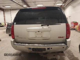 2011 GMC Yukon XL Denali z VIN 1GKS2MEF8BR338725, wystawiony jako IAAI lot #41238933 z przebiegiem 289 109 mil mil oraz . Historia ofert i sprzedaży dostępna na DreamBid. Obrazek 16.