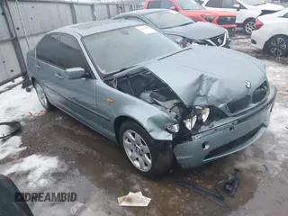 2005 BMW 3 Series 325i with VIN WBAEV33475KW16987, listed as a IAAI auction lot 41353913 with 211,222 mi miles. Bid and sale history available at carsss.com. Image 1.