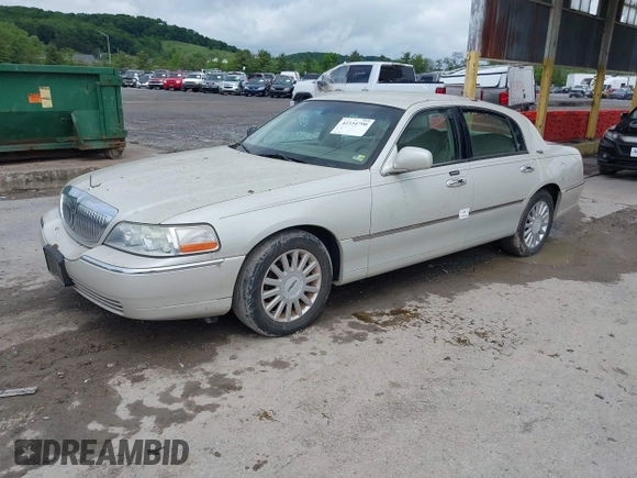 2005 Lincoln Town Car Signature Limited z VIN 1LNHM82W35Y654826, wystawiony jako IAAI lot #42334790 z przebiegiem 96 113 mil mil oraz . Historia ofert i sprzedaży dostępna na DreamBid. Obrazek 2.