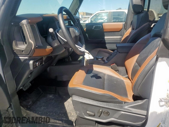 2024 Ford Bronco Outer Banks z VIN 1FMDE8BH8RLA81101, wystawiony jako Copart lot #56736785 z przebiegiem 5 437 mil mil oraz Szkoda całkowita • Salvage title. Historia ofert i sprzedaży dostępna na DreamBid. Obrazek 7.