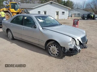 2000 Mercedes-Benz E-Class with VIN WDBJF82J0YX037784, listed as a IAAI auction lot 41768970 with 144,062 mi miles. Bid and sale history available at carsss.com. Image 1.