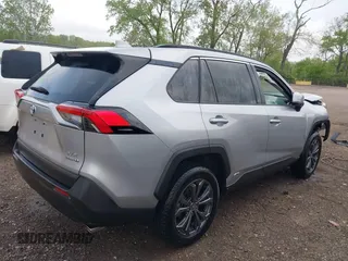 2024 Toyota RAV4 Hybrid XLE Premium z VIN 4T3B6RFV2RU151316, wystawiony jako IAAI lot #42171500 z przebiegiem 4 801 mil mil oraz . Historia ofert i sprzedaży dostępna na DreamBid. Obrazek 4.