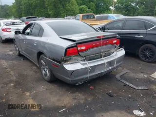 2013 Dodge Charger SE z VIN 2C3CDXBG2DH639121, wystawiony jako IAAI lot #42097775 z przebiegiem 240 743 mil mil oraz . Historia ofert i sprzedaży dostępna na DreamBid. Obrazek 3.