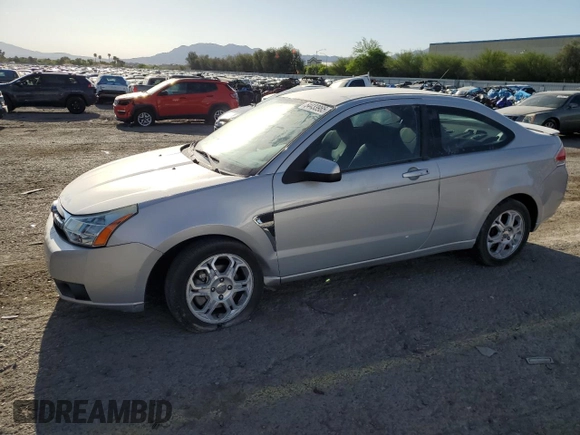 2008 Ford Focus SE z VIN 1FAHP33N38W217516, wystawiony jako Copart lot #54433985 z przebiegiem 139 503 mil mil oraz Szkoda całkowita • Salvage title. Historia ofert i sprzedaży dostępna na DreamBid. Obrazek 1.