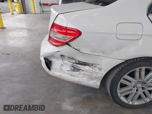 2008 Mercedes-Benz C 300 Sport z VIN WDDGF54X48F117547, wystawiony jako IAAI lot #41764470 z przebiegiem 93 631 mil mil oraz . Historia ofert i sprzedaży dostępna na DreamBid. Obrazek 6.