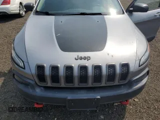 2015 Jeep Cherokee Trailhawk z VIN 1C4PJMBS5FW778852, wystawiony jako Copart lot #59107555 z przebiegiem Nie podano mil oraz Czysty tytuł • Clean title. Historia ofert i sprzedaży dostępna na DreamBid. Obrazek 12.