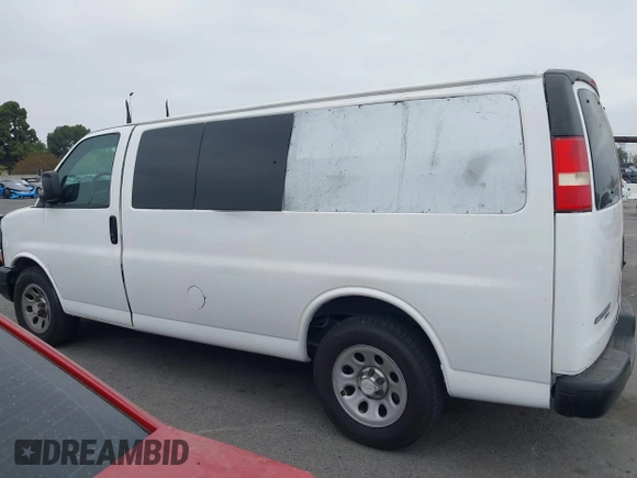 2014 Chevrolet Express Passenger LS z VIN 1GNSGBF43E1184305, wystawiony jako IAAI lot #42537616 z przebiegiem 35 596 mil mil oraz . Historia ofert i sprzedaży dostępna na DreamBid. Obrazek 14.
