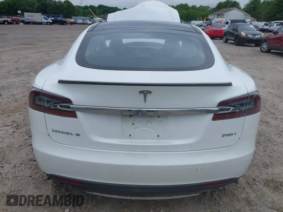 2013 Tesla Model S Performance z VIN 5YJSA1DP1DFP16609, wystawiony jako IAAI lot #42458995 z przebiegiem 110 722 mil mil oraz . Historia ofert i sprzedaży dostępna na DreamBid. Obrazek 16.