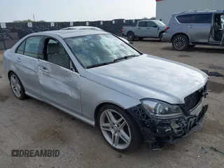 2013 Mercedes-Benz C 250 Sport z VIN WDDGF4HB9DR263962, wystawiony jako IAAI lot #41903696 z przebiegiem 57 047 mil mil oraz . Historia ofert i sprzedaży dostępna na DreamBid. Obrazek 1.