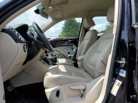 2017 Volkswagen Tiguan S z VIN WVGAV7AX4HK014019, wystawiony jako Copart lot #59749005 z przebiegiem 49 100 mil mil oraz Szkoda całkowita • Salvage title. Historia ofert i sprzedaży dostępna na DreamBid. Obrazek 7.