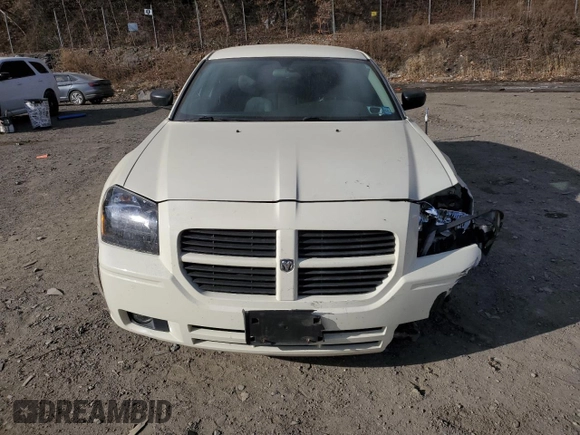 2005 Dodge Magnum SXT z VIN 2D4GZ48VX5H644848, wystawiony jako Copart lot #87614515 z przebiegiem 146 577 mil mil oraz Nie do naprawy • Non repairable. Historia ofert i sprzedaży dostępna na DreamBid. Obrazek 5.