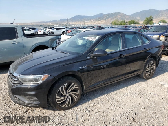 2021 Volkswagen Jetta SEL z VIN 3VWE57BU5MM013374, wystawiony jako Copart lot #62359125 z przebiegiem 50 969 mil mil oraz Czysty tytuł • Clean title. Historia ofert i sprzedaży dostępna na DreamBid. Obrazek 1.