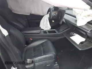 2024 Tesla Model Y z VIN 7SAYGDED5RF046877, wystawiony jako IAAI lot #42811106 z przebiegiem 45 883 mil mil oraz . Historia ofert i sprzedaży dostępna na DreamBid. Obrazek 5.
