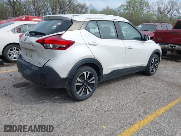 2020 Nissan Kicks SV z VIN 3N1CP5CVXLL545498, wystawiony jako IAAI lot #41940641 z przebiegiem 74 554 mil mil oraz . Historia ofert i sprzedaży dostępna na DreamBid. Obrazek 4.