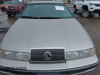 1990 Mercury Cougar z VIN 1MEPM6046LH630327, wystawiony jako IAAI lot #42112236 z przebiegiem 61 933 mil mil oraz . Historia ofert i sprzedaży dostępna na DreamBid. Obrazek 6.
