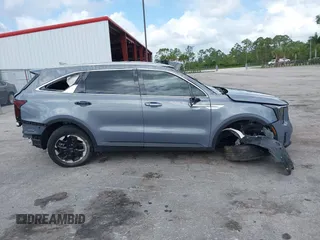 2024 Kia Sorento S z VIN 5XYRL4JC0RG295445, wystawiony jako IAAI lot #41989500 z przebiegiem 6 583 mil mil oraz . Historia ofert i sprzedaży dostępna na DreamBid. Obrazek 12.