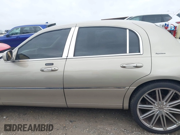 2003 Lincoln Town Car Signature z VIN 1LNHM82W73Y645995, wystawiony jako IAAI lot #41958634 z przebiegiem 172 960 mil mil oraz . Historia ofert i sprzedaży dostępna na DreamBid. Obrazek 14.