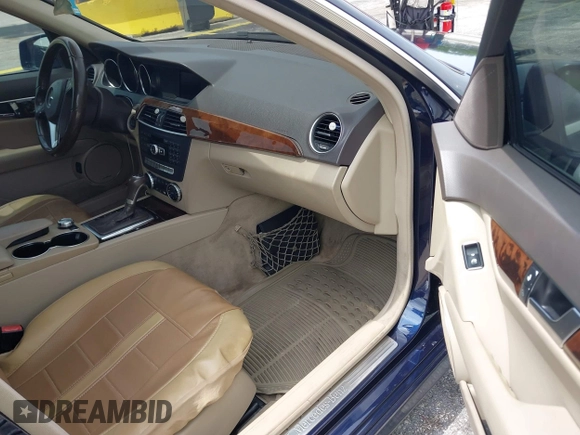 2014 Mercedes-Benz C 250 Sport z VIN WDDGF4HB9EA959513, wystawiony jako IAAI lot #42413556 z przebiegiem 144 773 mil mil oraz . Historia ofert i sprzedaży dostępna na DreamBid. Obrazek 5.
