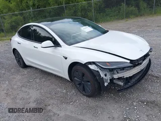 2024 Tesla Model 3 z VIN 5YJ3E1EA5RF717613, wystawiony jako IAAI lot #42444791 z przebiegiem Nie podano mil oraz . Historia ofert i sprzedaży dostępna na DreamBid. Obrazek 1.