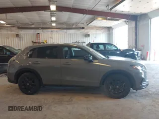 2024 Honda HR-V Sport z VIN 3CZRZ2H5XRM752351, wystawiony jako IAAI lot #42453796 z przebiegiem 16 231 mil mil oraz . Historia ofert i sprzedaży dostępna na DreamBid. Obrazek 13.