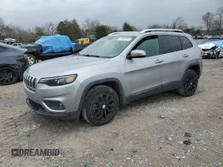 2019 Jeep Cherokee Latitude z VIN 1C4PJLCB0KD485021, wystawiony jako Copart lot #49900025 z przebiegiem 140 998 mil mil oraz Szkoda całkowita • Salvage title. Historia ofert i sprzedaży dostępna na DreamBid. Obrazek 1.