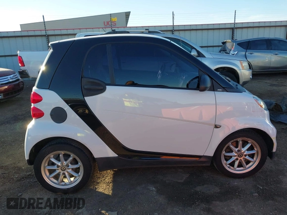 2009 Smart fortwo Pure z VIN WMEEJ31X99K292492, wystawiony jako IAAI lot #41029051 z przebiegiem 57 741 mil mil oraz . Historia ofert i sprzedaży dostępna na DreamBid. Obrazek 13.