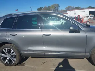 2017 Volkswagen Touareg Wolfsburg Edition z VIN WVGRF7BP1HD004308, wystawiony jako IAAI lot #41860019 z przebiegiem 74 044 mil mil oraz . Historia ofert i sprzedaży dostępna na DreamBid. Obrazek 13.