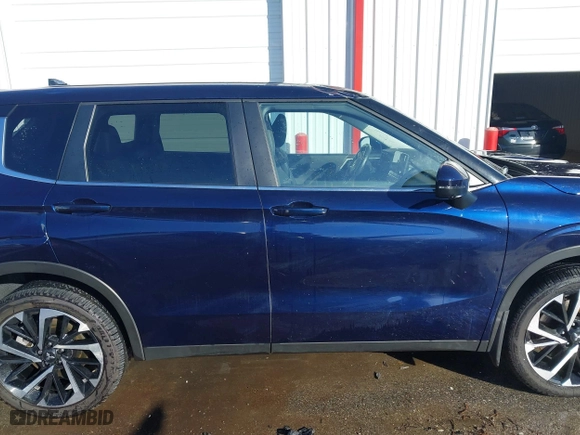 2024 Mitsubishi Outlander SE with VIN JA4J4VA81RZ007200, listed as a IAAI auction lot 41416720 with 10,913 mi miles. Bid and sale history available at carsss.com. Image 13.