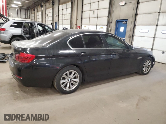 2015 BMW 5 Series 528i z VIN WBA5A5C59FD512538, wystawiony jako Copart lot #53160655 z przebiegiem 122 980 mil mil oraz Czysty tytuł • Clean title. Historia ofert i sprzedaży dostępna na DreamBid. Obrazek 3.