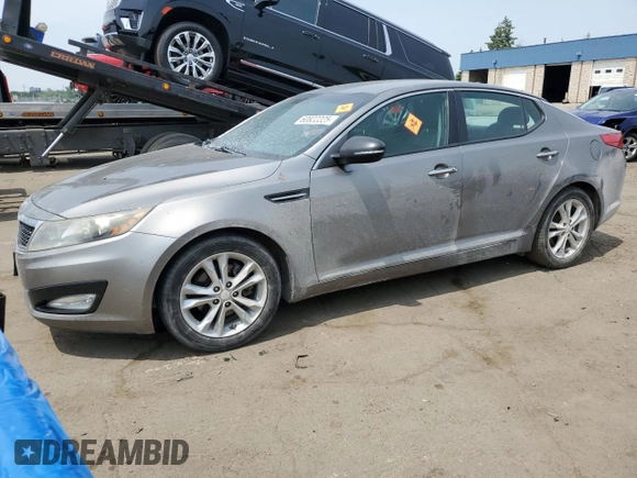 2013 Kia Optima EX z VIN 5XXGN4A74DG090437, wystawiony jako Copart lot #60822225 z przebiegiem 138 596 mil mil oraz Czysty tytuł • Clean title. Historia ofert i sprzedaży dostępna na DreamBid. Obrazek 1.