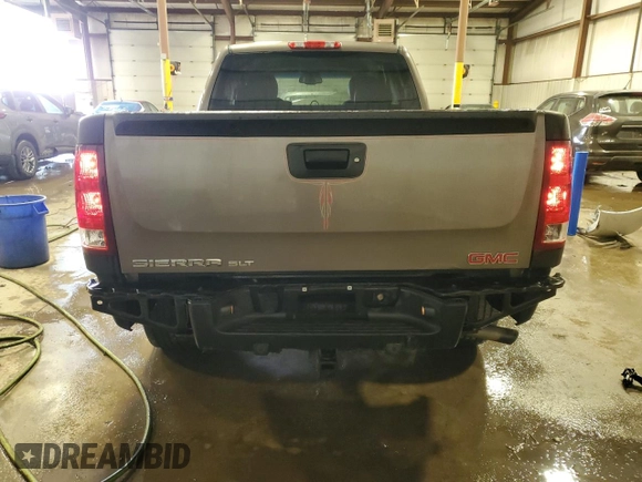 2013 GMC Sierra 1500 SLT z VIN 1GTR2WE72DZ194333, wystawiony jako Copart lot #42620605 z przebiegiem 132 775 mil mil oraz Szkoda całkowita • Salvage title. Historia ofert i sprzedaży dostępna na DreamBid. Obrazek 6.